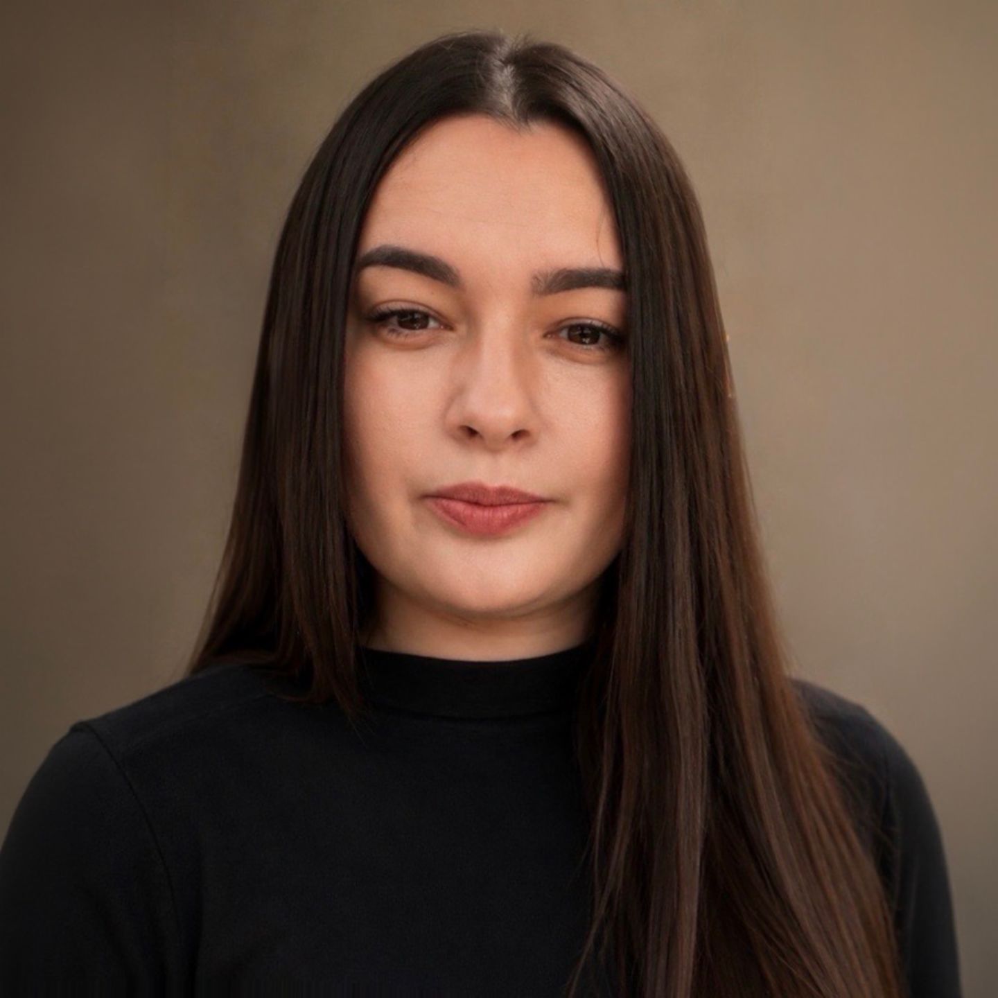 Daniela Moaca, Senior Manager IT в EOS Romania, портретна снимка с тъмен поло пуловер.