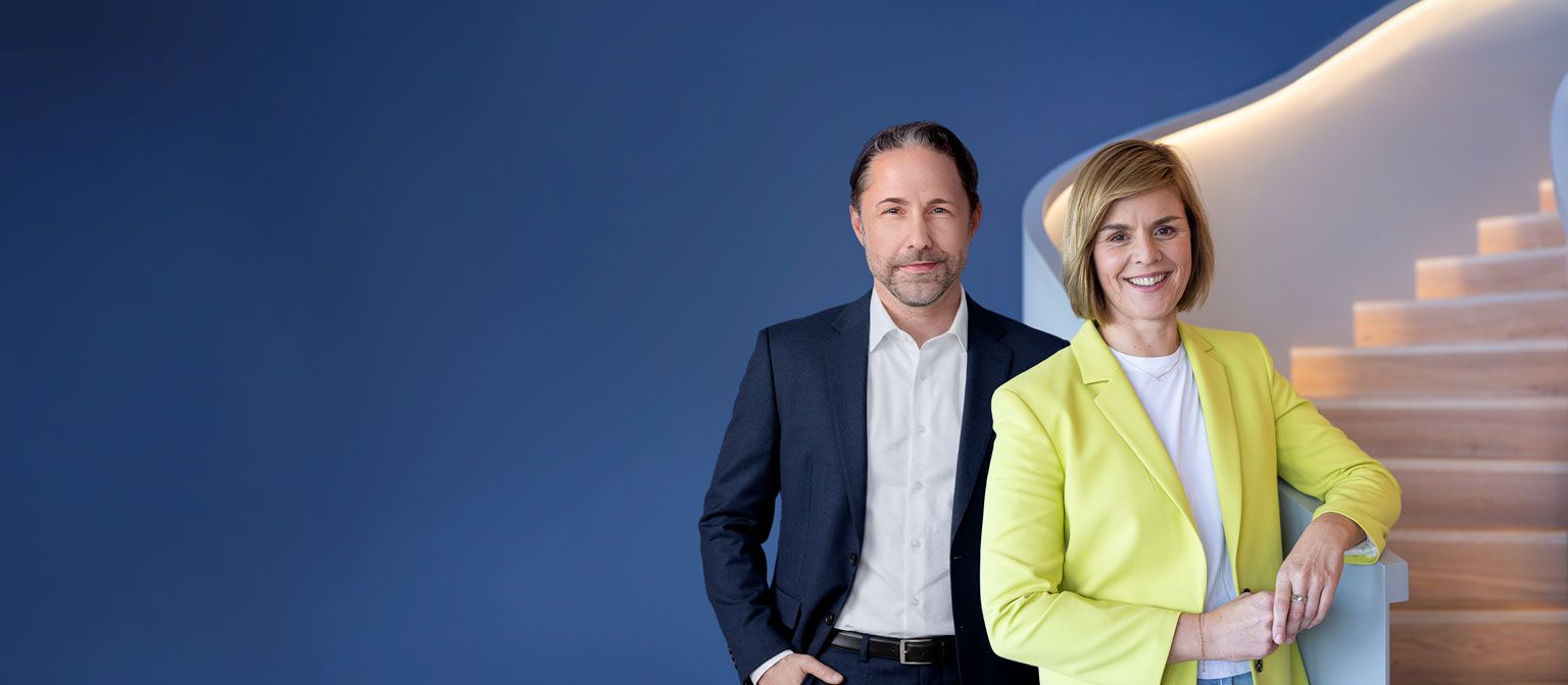 Изображението показва Marwin Ramcke, CEO на EOS Group, и д-р Eva Griewel, CFO на EOS Group, заедно.