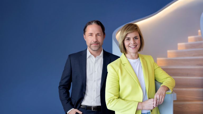Изображението показва Marwin Ramcke, CEO на EOS Group, и д-р Eva Griewel, CFO на EOS Group, заедно.