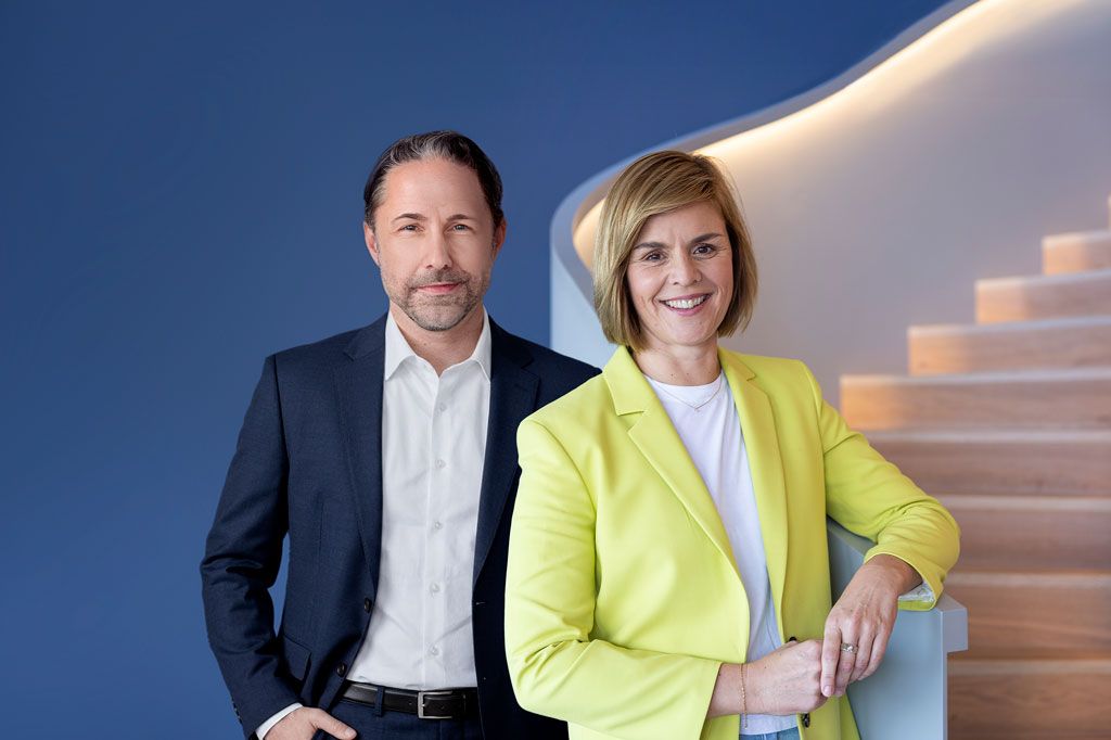 Изображението показва Marwin Ramcke, CEO на EOS Group, и д-р Eva Griewel, CFO на EOS Group, заедно.