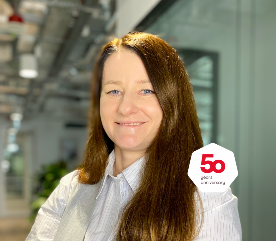 Снимка на Агнешка Хроминска, директор на отдел „Необезпечени вземания“, EOS Полша, в офис среда