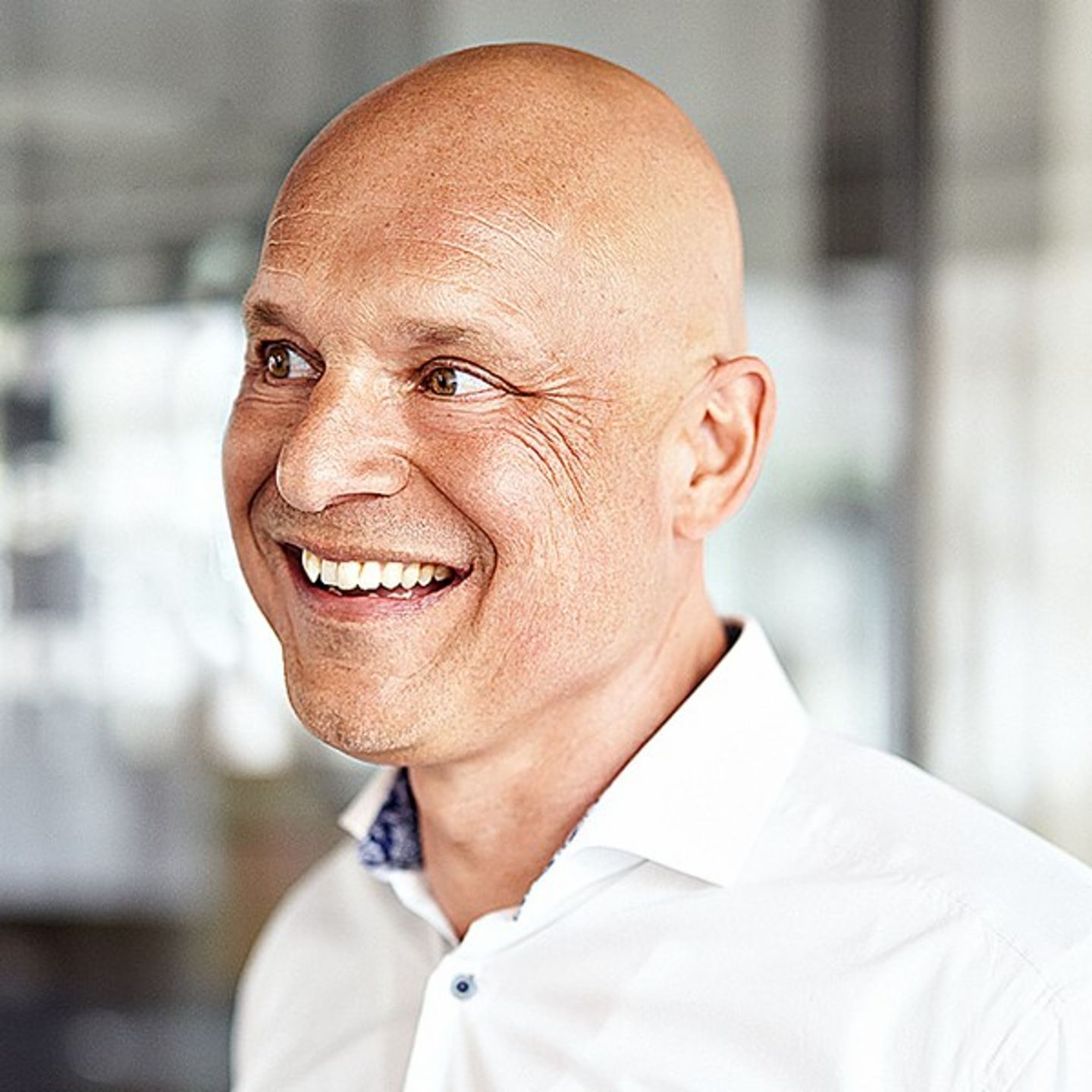 A portrait photo shows Andreas Behmenburg, Head of Sales at EOS Germany