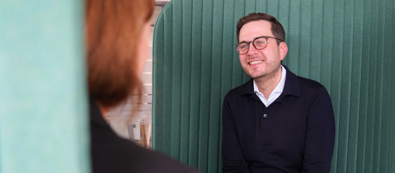 Изкупуване на дългове: мъж в офис среда