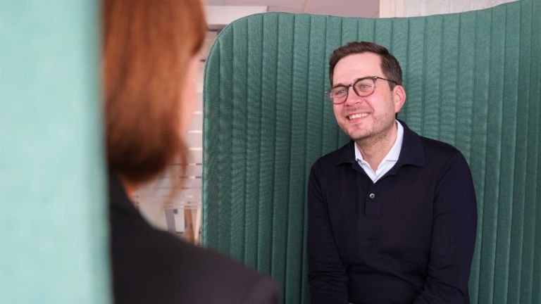 Изкупуване на дългове: мъж в офис среда