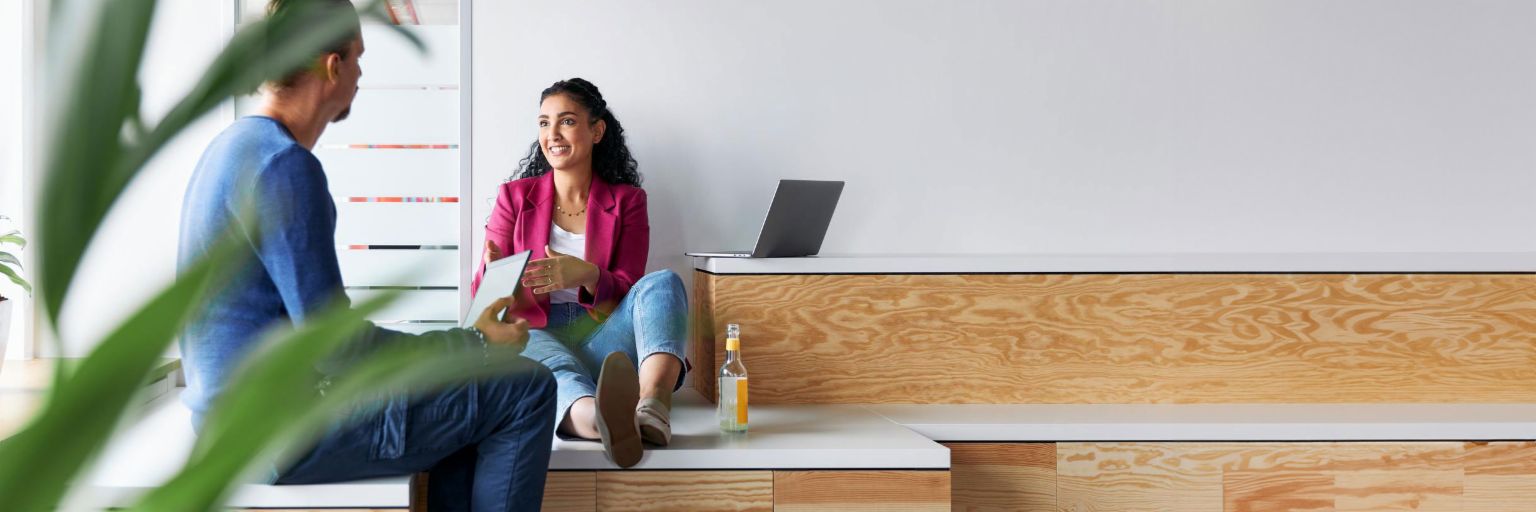 Two EOS colleagues having an exchange talk in a relaxed atmosphere in a meeting room