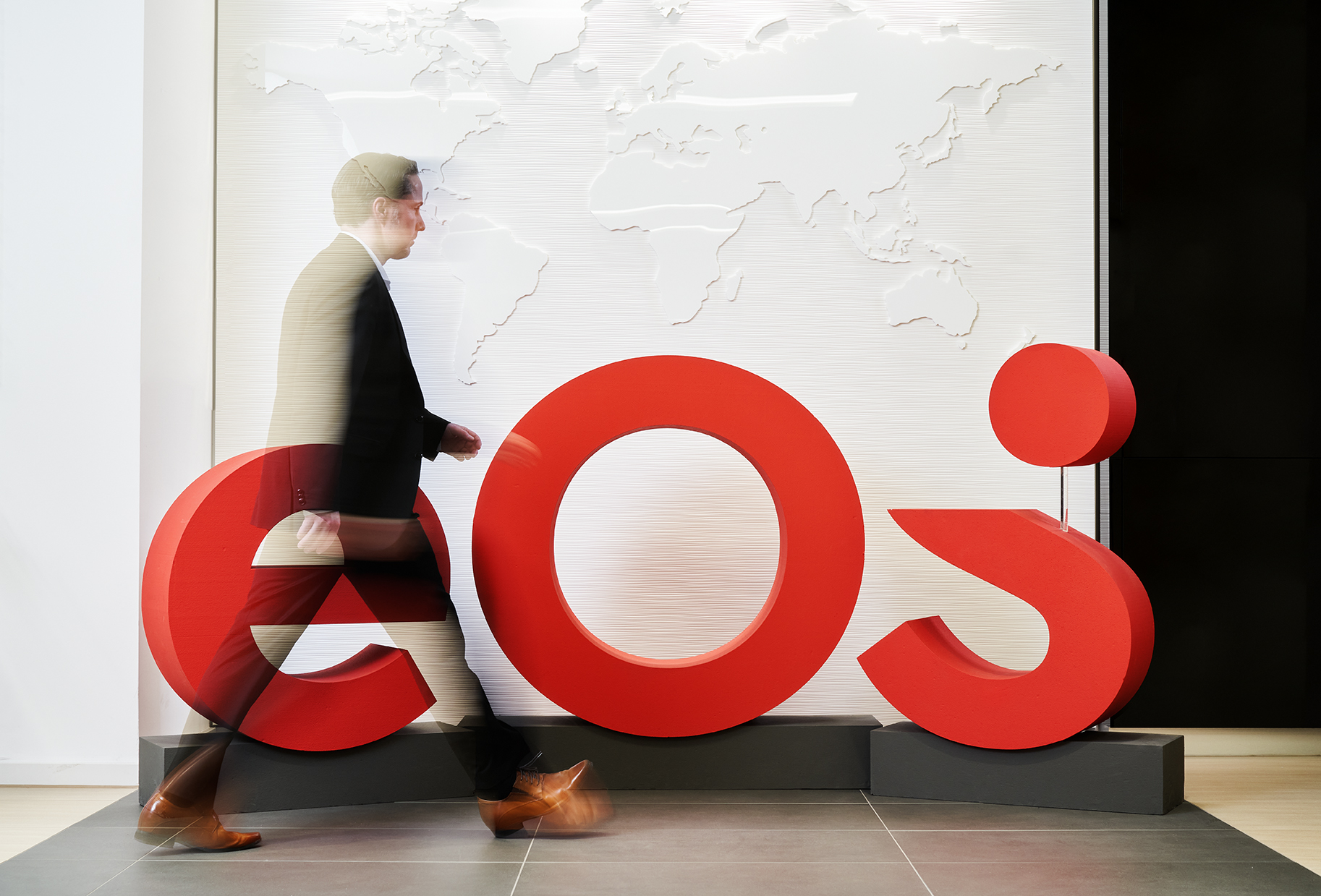 Това е новата марка EOS: Марвин Рамке представя себе си и новото лого на ЕOS.