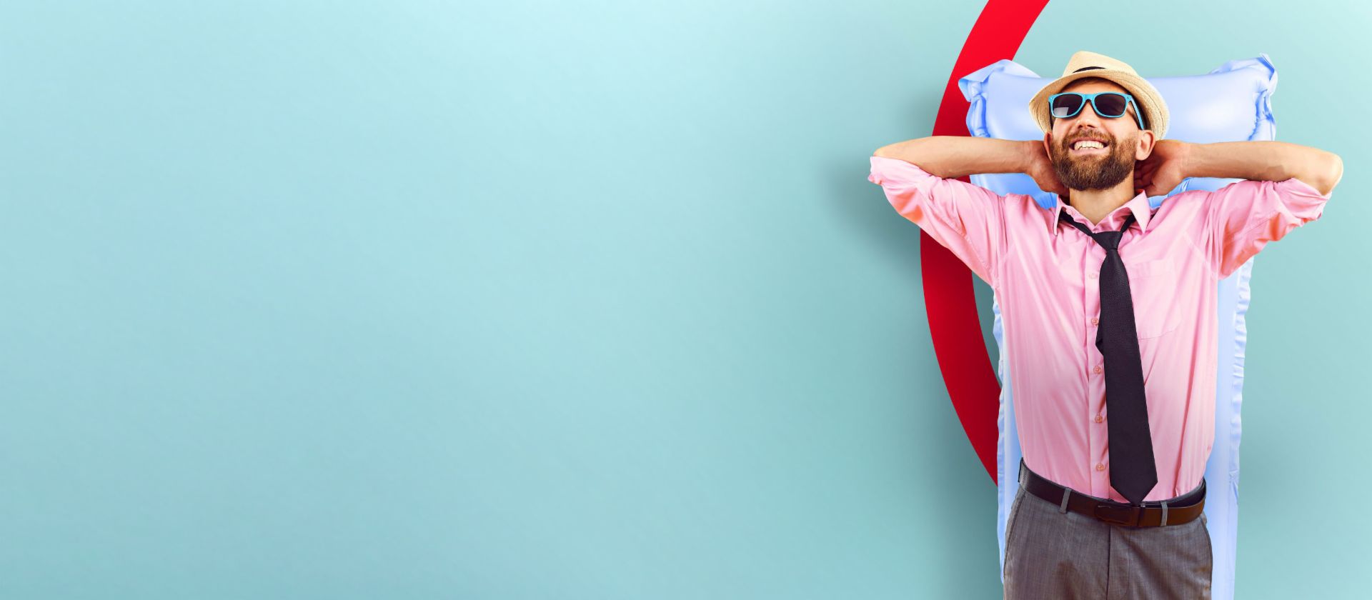 Безгрижен мъж, който си почива на надуваем дюшек, символизиращ финансовата свобода, постижима с кампанията на ЕОС за решаване на задължения.