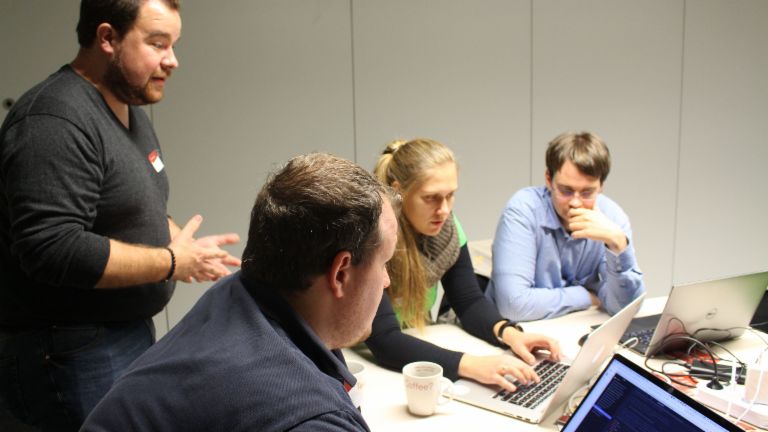 Първият EOS Tech Lab с треньора по Kubernetes Гус ван Велден в централата на EOSв Хамбург.