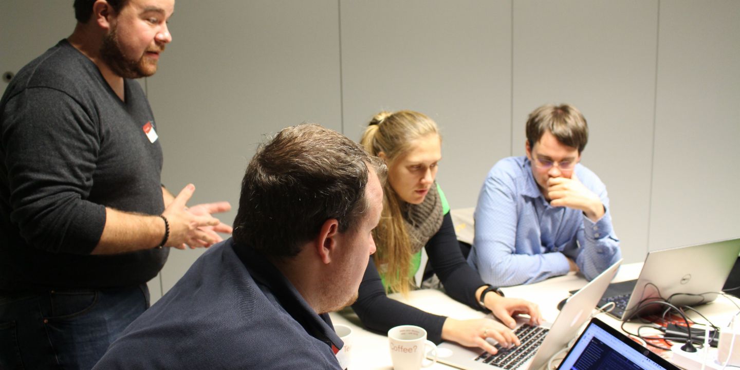 Първият EOS Tech Lab с треньора по Kubernetes Гус ван Велден в централата на EOSв Хамбург.